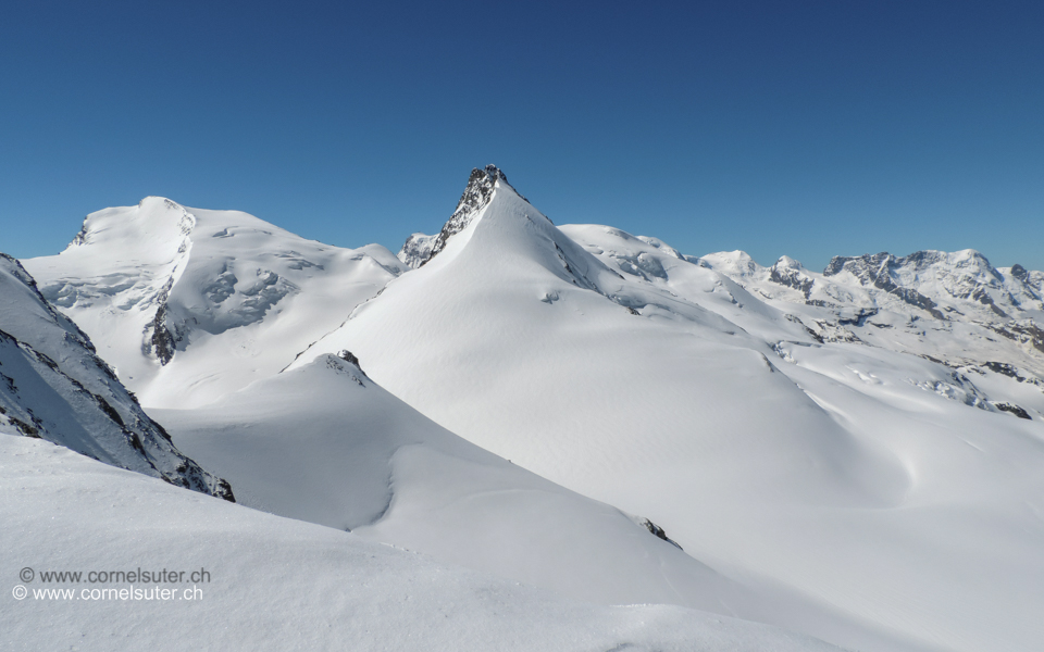 Sicht zum Rimpfischhorn 4199m und rechts das Breithorn 4164m (mehr)