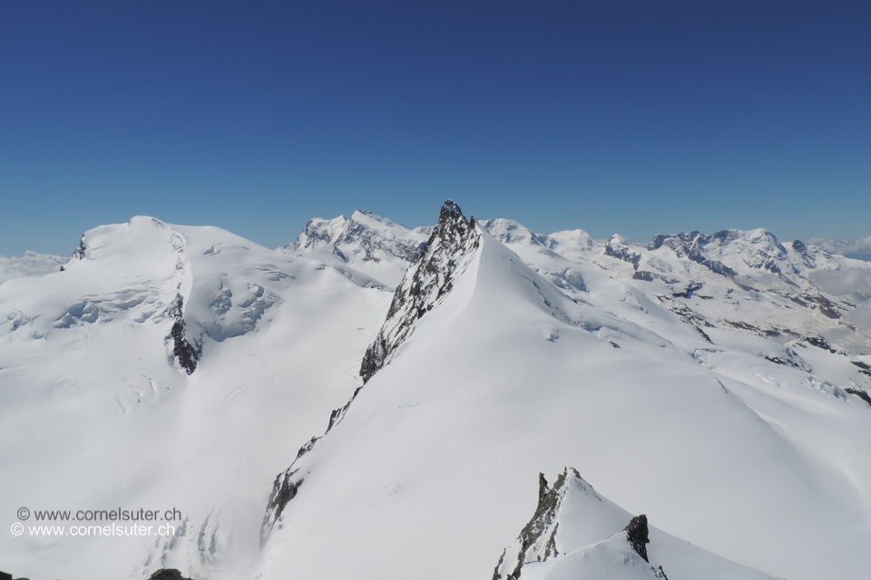 Die Aussicht geniessen, ganz hinten die Dufourspitze 4634m (Bilder)
