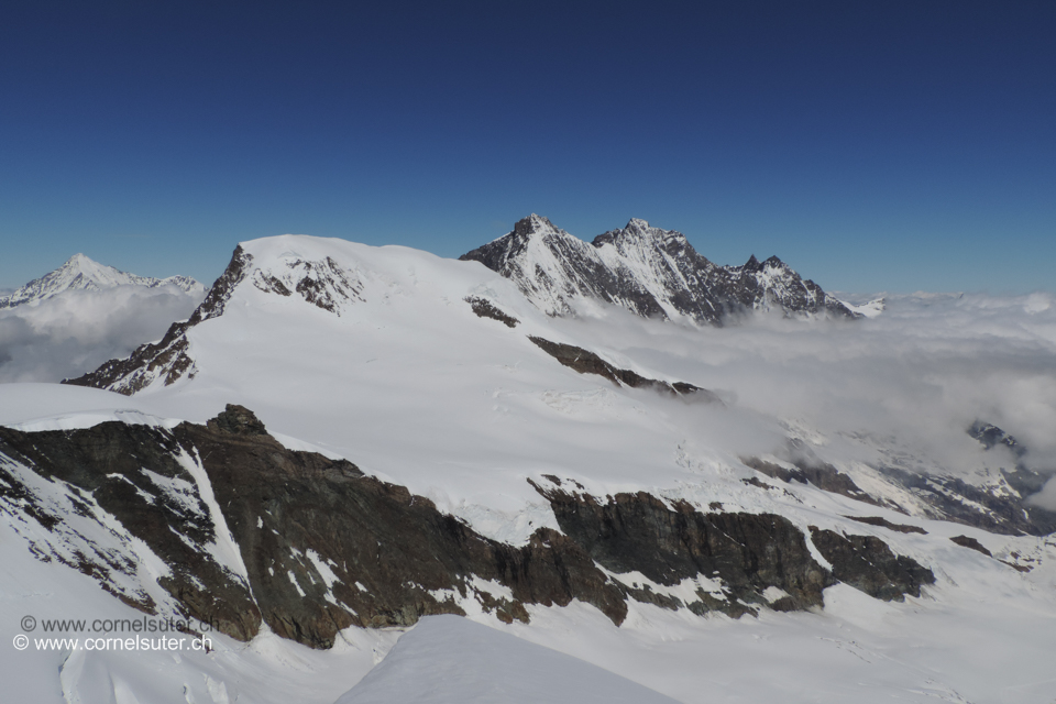 Links das Weisshorn 4506m, rechts dis Mischabel Gruppe.