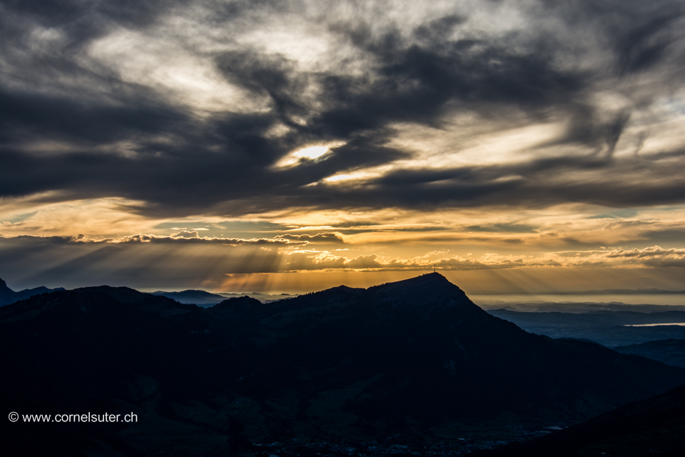 Das war doch ein toller aus klang von diesem Föhn geprägten Wochenende, fantastische Abendstimmung auf dem Haggenspitz 1761m, Sicht zur Rigi 1798m. Möge die Macht mit Euch sein. (13.September 2015 / 19:10 Uhr)