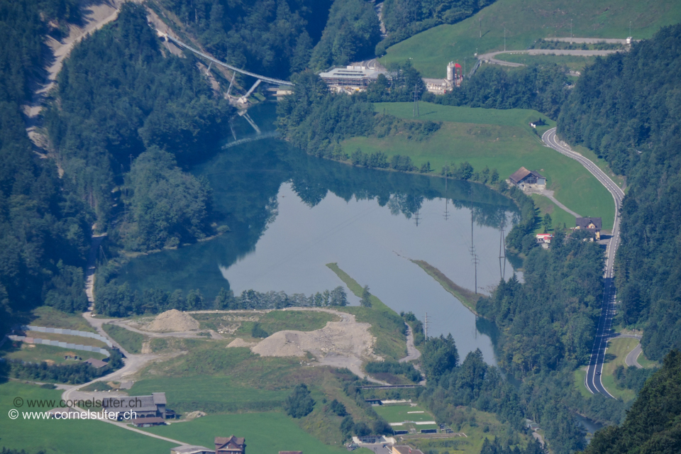Grünenwaldsee Stausee des EBS und die Eisenbrücke für die neue Stoosbahn.