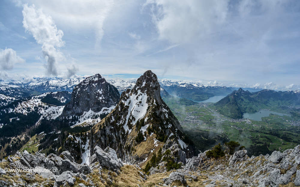 Auf dem Haggenspitz 1761m, Sicht zum Gross Mythen 1899m und Klein Mythen 1811m, unser nächtes Ziel.