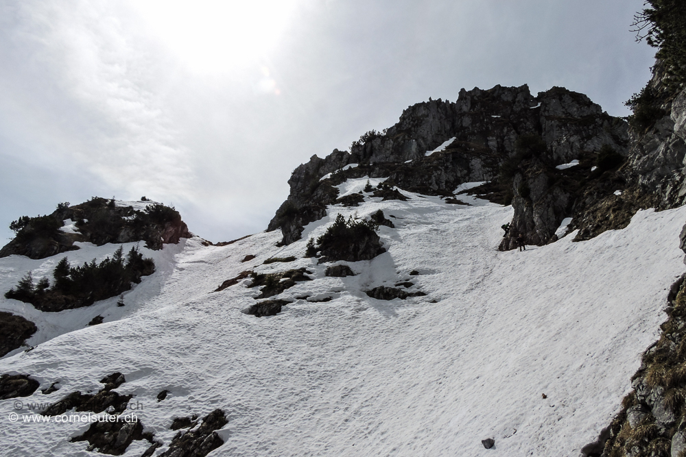 Am Aufstieg zum Klein Mythen1811m, Pickel und Steigeisen von Vorteil.