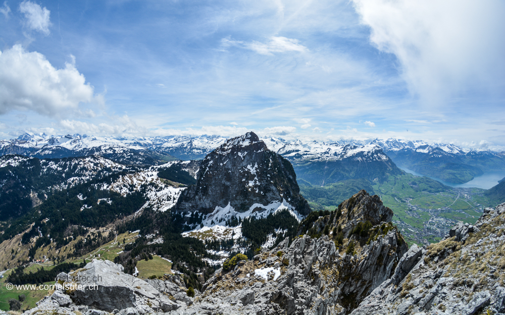 Gross Mythen 1899m, links Brunni, rechts Schwyz.