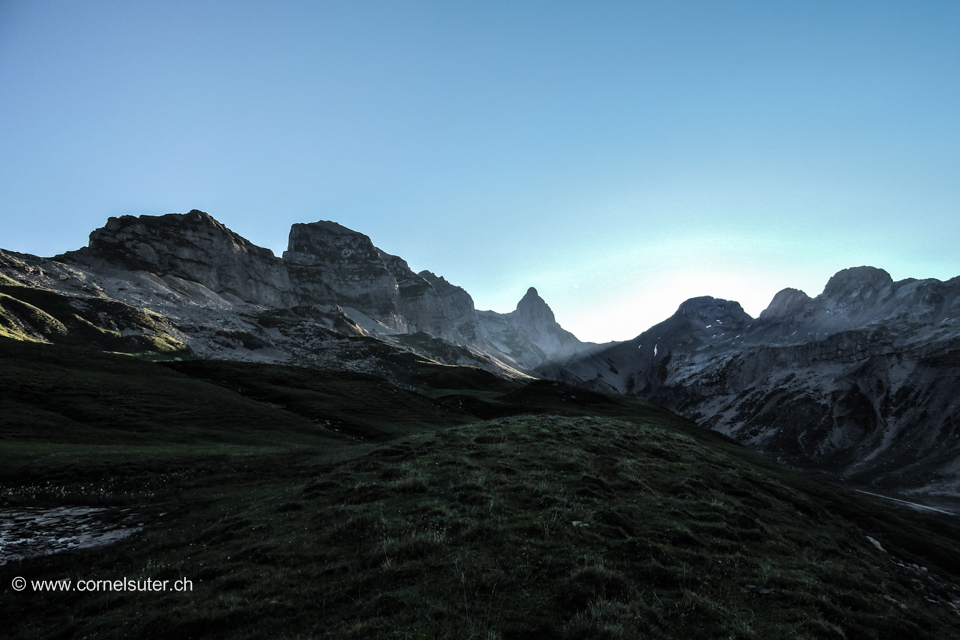 Am Aufstieg irgendwo unterwegs auf der Glattalp und immer mit Sicht zum Höch Turm 2666m.