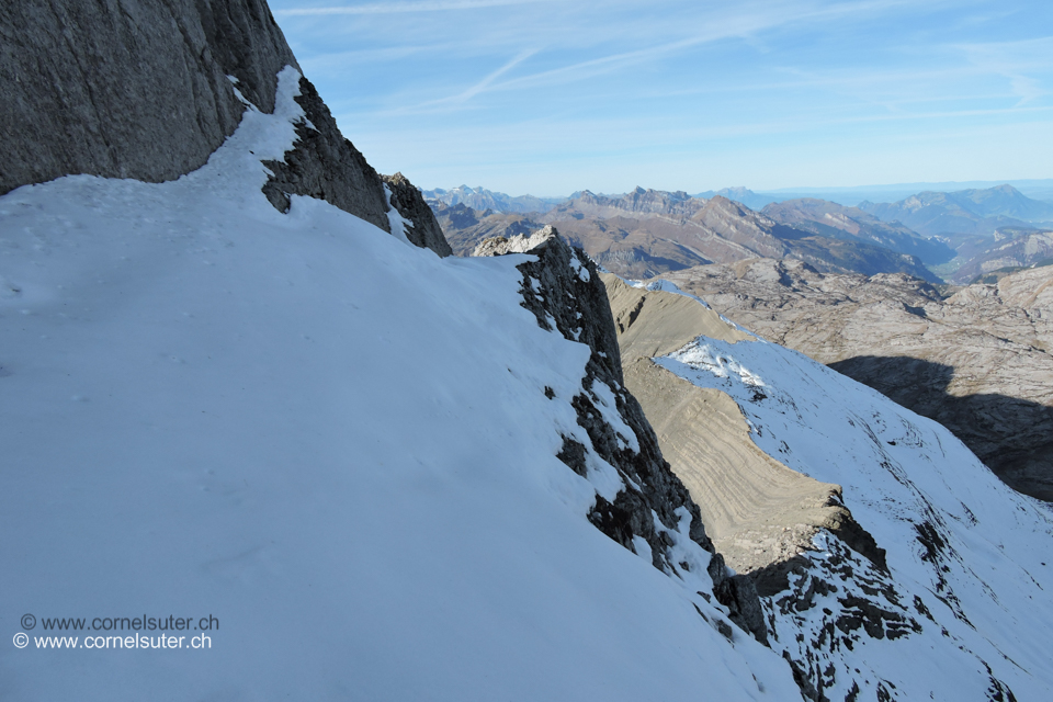 Im obersten Schneeband zum West-Grat.