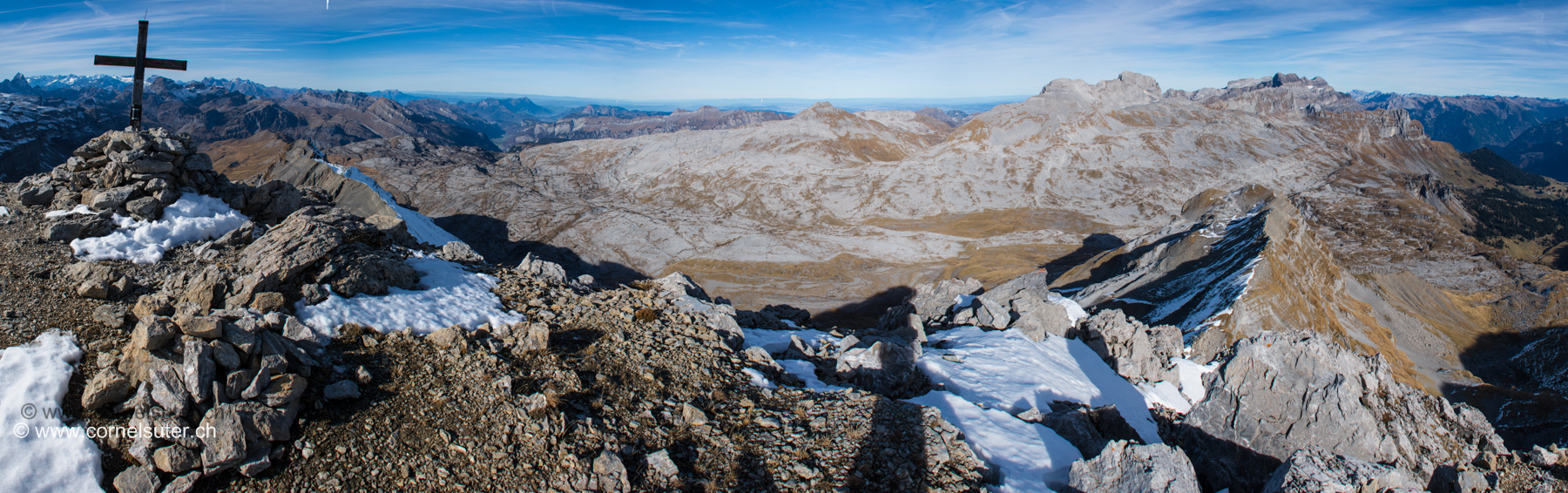 Panorama: Von links die Gross Windgällen 3138m bis nach rechts zum Säntis 2502m.
