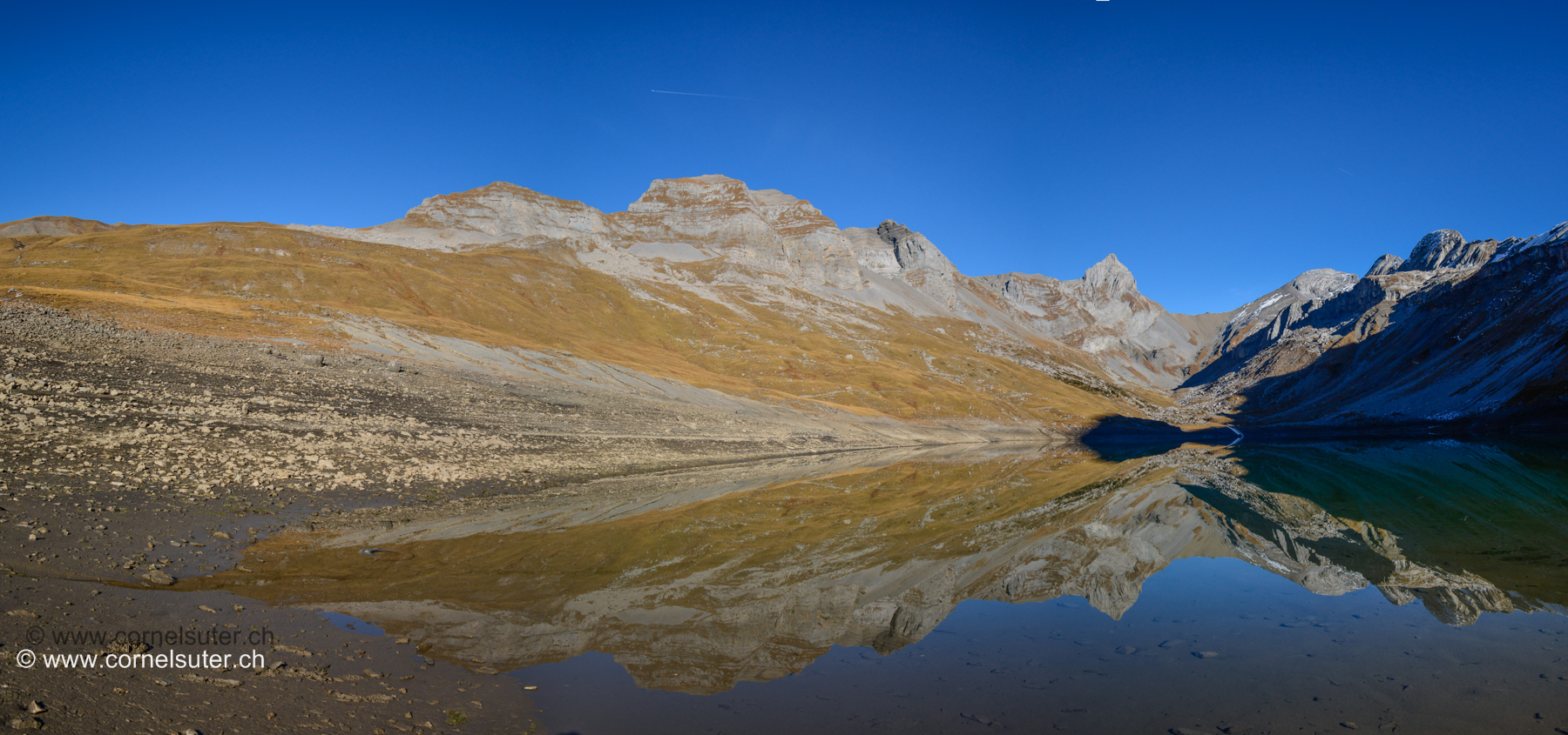 Der Glattalpsee ein über Grosser Spiegel. Auf der Glattalp 1850m wo im Winter eisig kalte Temperaturen und viel Schnee gemessen wird ist es momentan ziemlich warm, das pure Gegenteil von einem Winter.