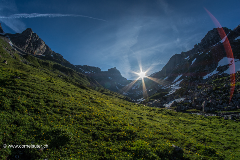 Die Sonne über der Furggele 2402m.