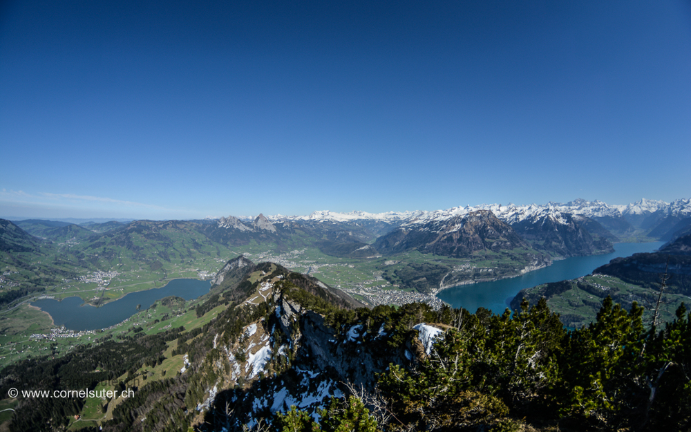 Angekommen auf der Rigi Hochfluh, links der Lauerzersee, rechts der Urnersee.