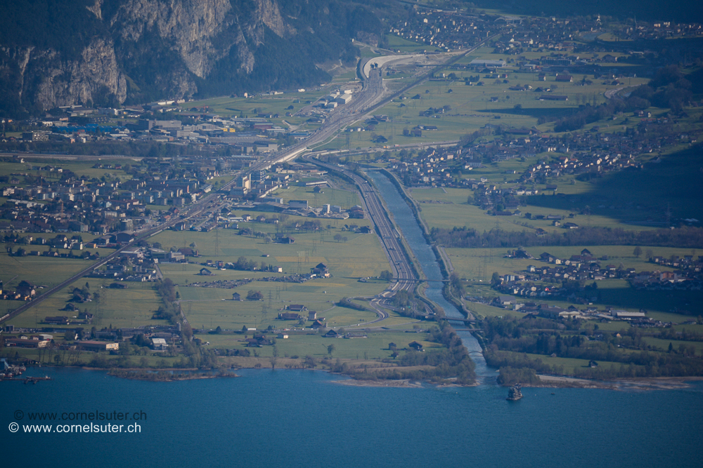 Die Reuss Einmündung in den Urnersee. Und etwas weiter hinten die NEAT.