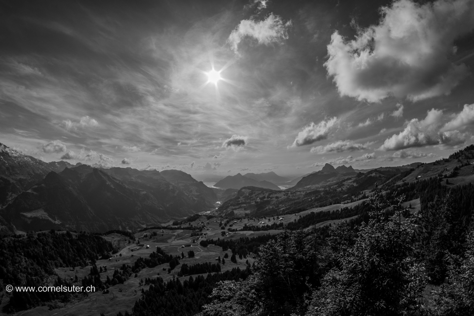 Darf es Schwarzweiss sein? Auf dem Firstspitz 1624m Sicht zum Vierwaldstättersee, Lauerzersee, Rigi Hochflueh, Rigi und rechts die Mythen.