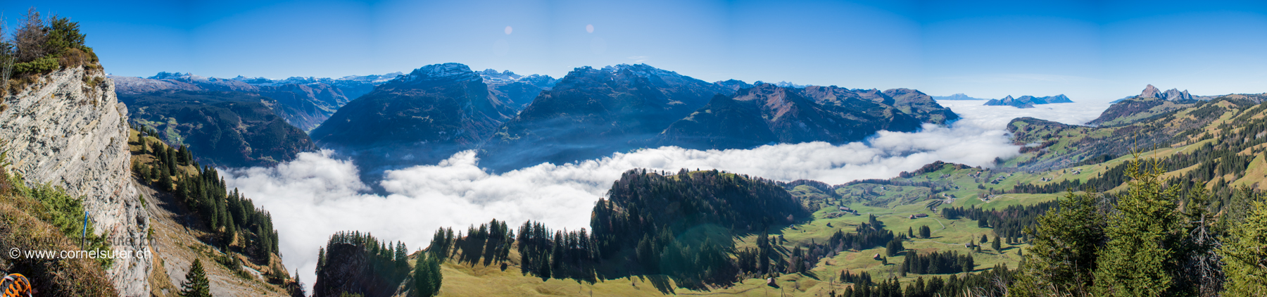 Panorama auf dem Firstspitz 1624m, von Links noch knapp der Glärnisch, Twäränä bis nach rechts zu den Mythen.