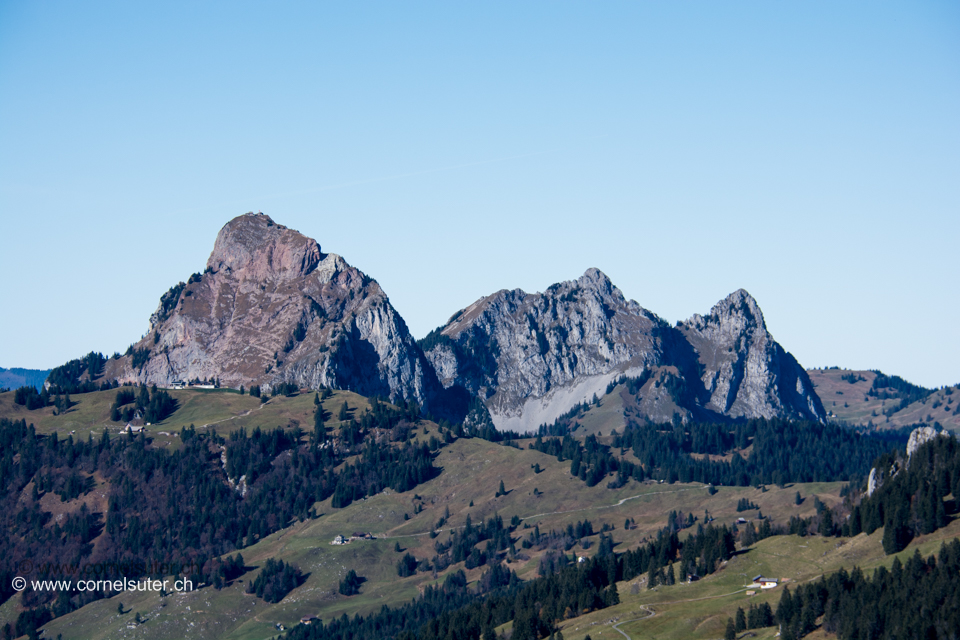 Gross Mythen 1899m, Klein Mythen 1811m, Haggenspitz 1761m.