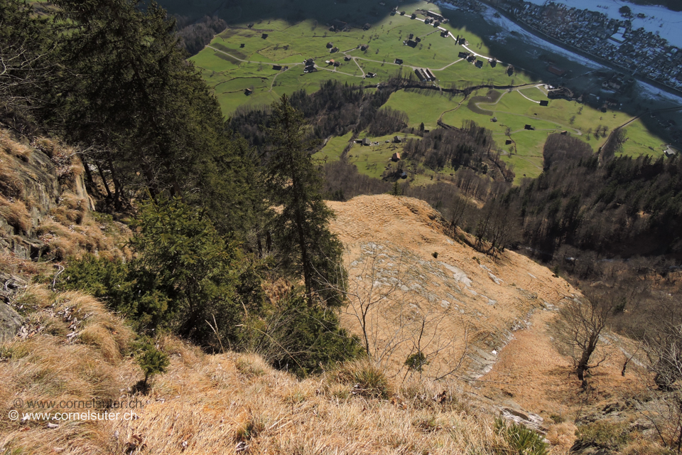 Grandioser Tiefblick zum Heuberigsboden und darunter das Muotathal...