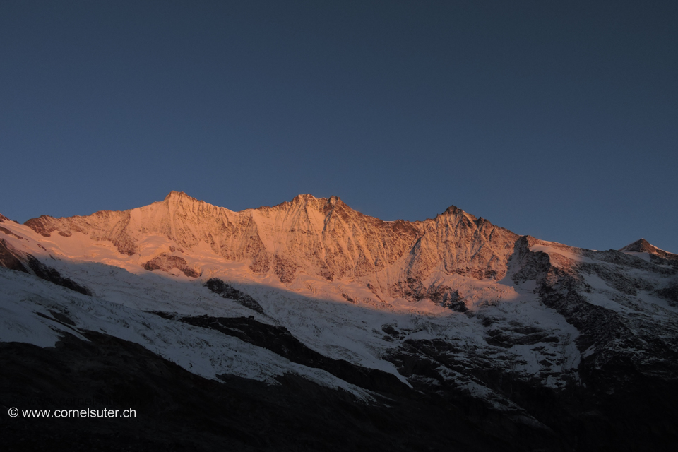 Morgenstund hat Gold im Mund... bei der Bergfahrt Sicht zum Täschhorn 4491m und Dom 4545m, Lenzspitze 4294m.