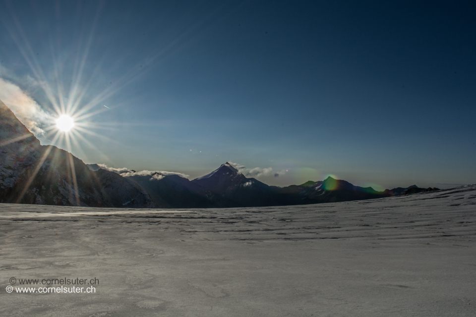 Beim Ausgang beim Stollenloch empfängt uns die Sonne.