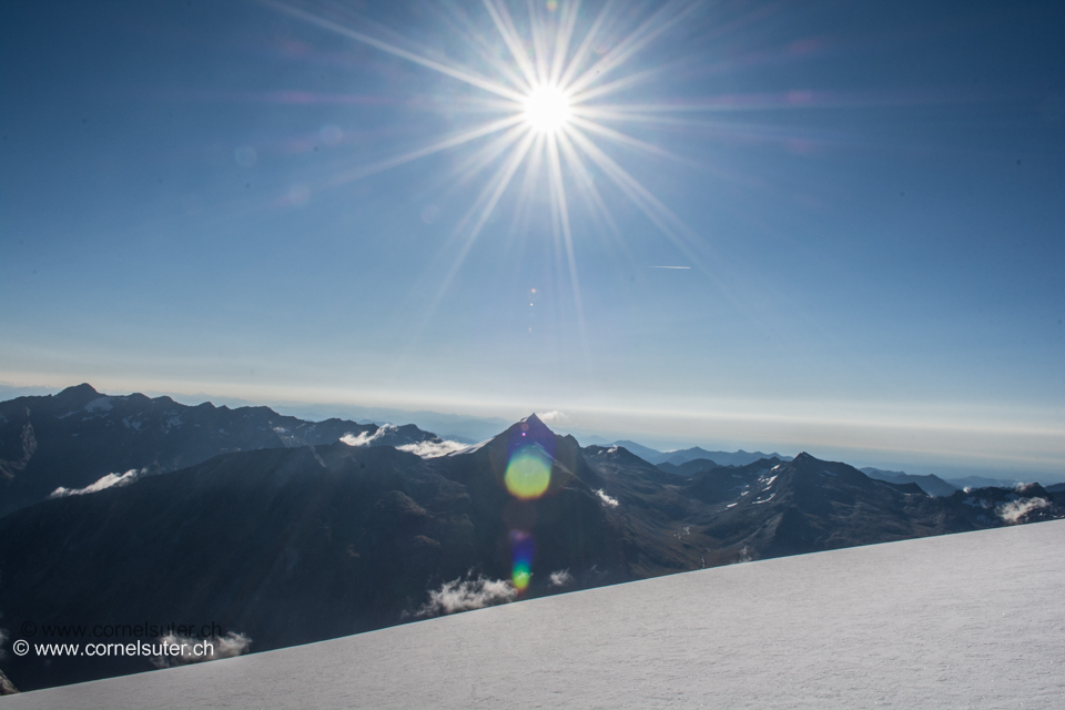 Während es auf der Alpennordseite Bewölkt ist haben wir hier bestes Wetter.