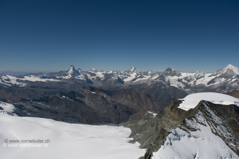 Matterhorn 4478m, Mont Blanc 4808m, bis rechts zum Weisshorn 4506m.