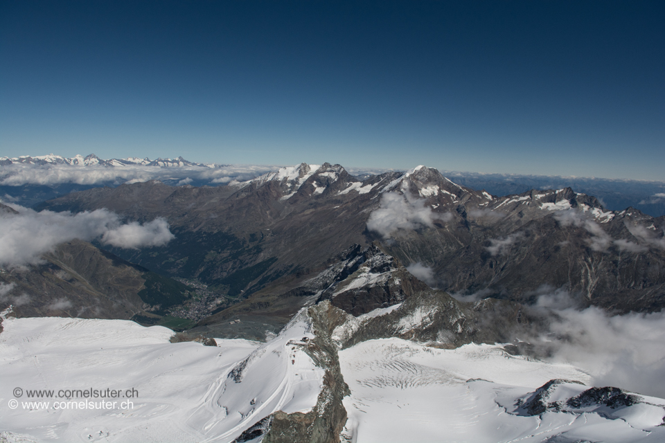 Sicht hinunter nach Saas-Fee und Saas-Grund.