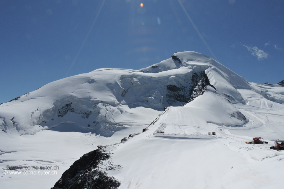 Zurück beim Mittelallalin 3457m, das Allalinhorn links der Hohlaubgrat