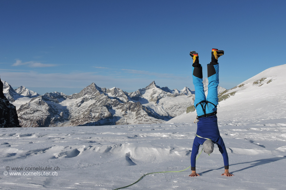 Bereits abgestiegen und schon wieder auf dem Breithornplateau ca 3800m, noch ein paar Turn übungen in grosser Höhe