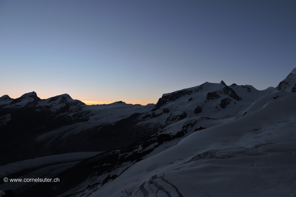 Der Tag erwacht, von Léinks das Allalinhorn 4027m bis nach Rechts hinten Parrotspitze 4432m.