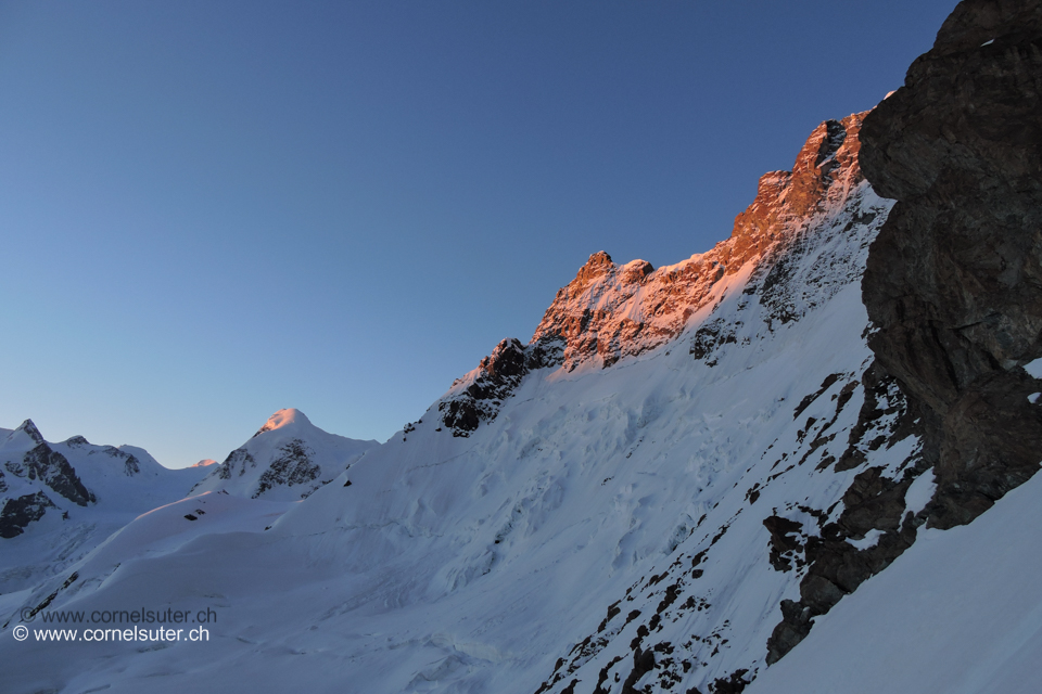 Ganz hinten Parrotspitze 4432m, Liskamm, und Younggrat zum Breithornzwilling.