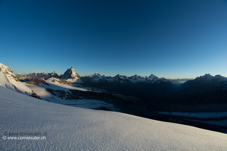 Das Matterhorn 4478m, weit linsk hinten der Mont Blanc 4808m.