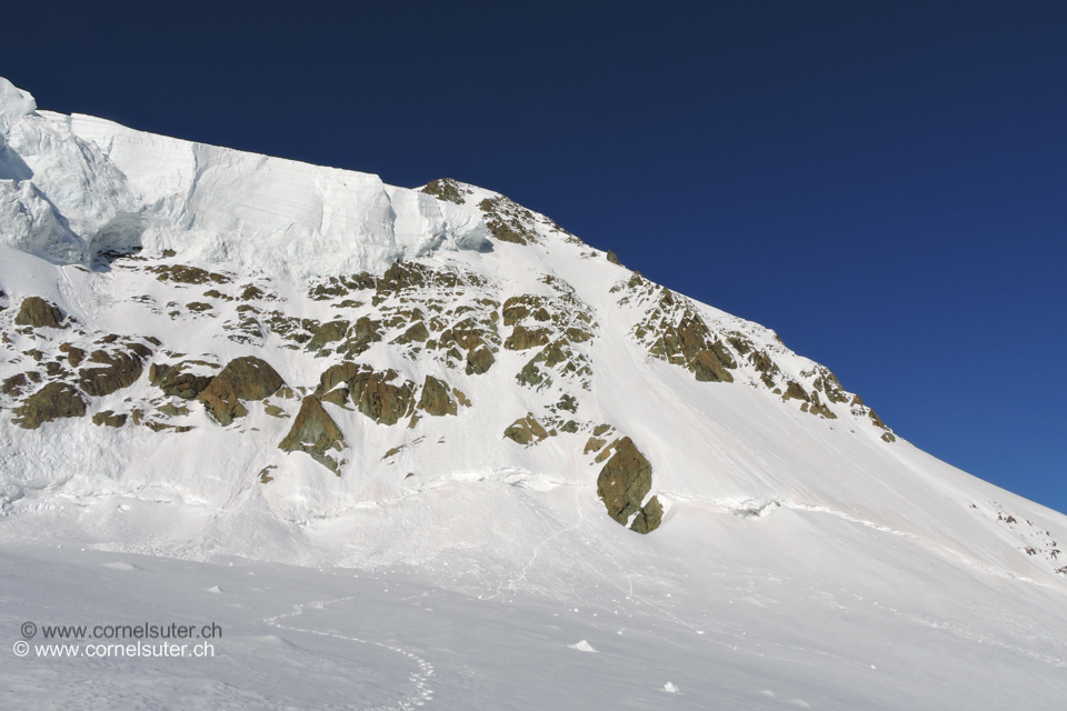 Beim Triftjiplateau Sicht zur Ausstiegswand ca 50°-55° steile Firnwand. Da der Bergschrund rechts zu heftig war, haben wir uns für mehr links entschieden (sieh die Spur) aber Achtung auf die Objektive gefahr des Hängegletschers....