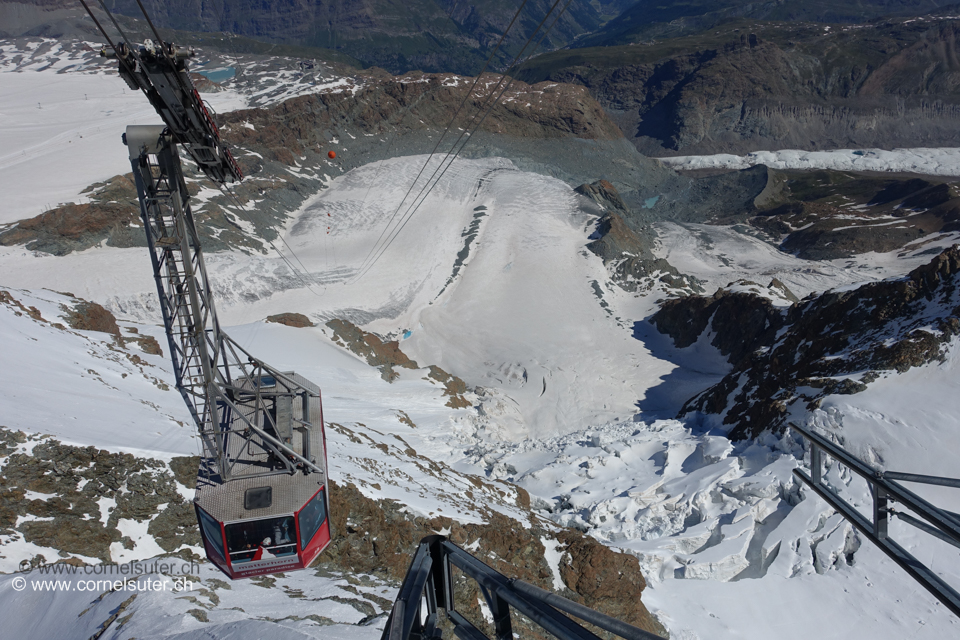 Bergstation Klein Matterhorn, tief geht es hinunter.