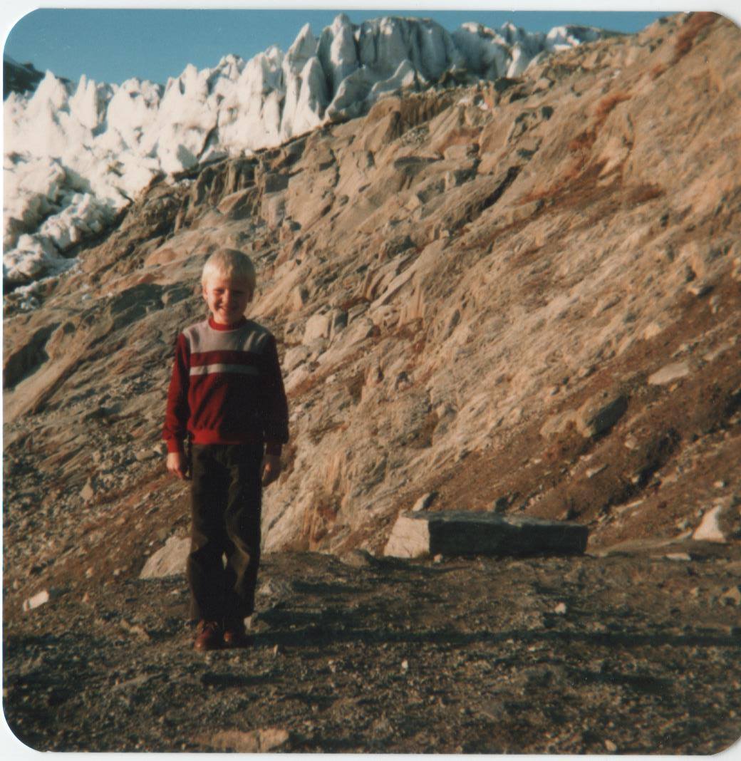 Am 23.Oktober 1983 machten unsere Eltern mit uns eine Reise über den Furkapass, wir machten halt auf der Passstrasse etwas Unterhalb vom Belvedere, war der Rhonegletscher noch von der Strasse aus zu sehen. Irgendwie hat es mich damals schon zu diesem Gletscher hingezogen, ins Hochgebirge, doch es dauerte dann noch ein paar Jahre.