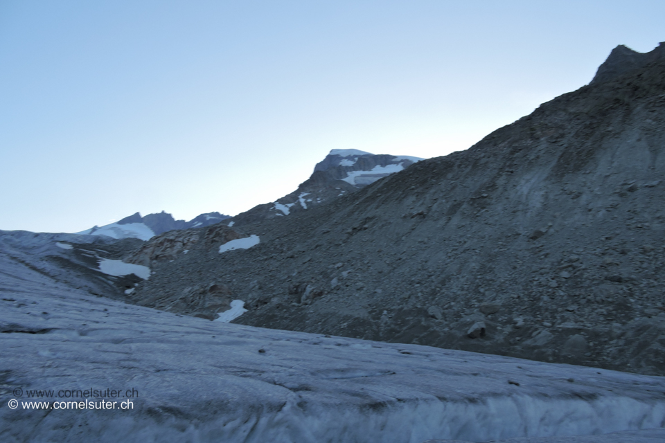 Bereits schon weit hinten auf dem Rhonegletscher, oben links ist der Galenstock 3586m bereits zu sehen.