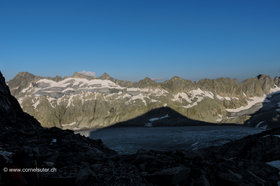 Der Galenstock wirft seinen Schatten auf den Rhonegletscher hinunter.