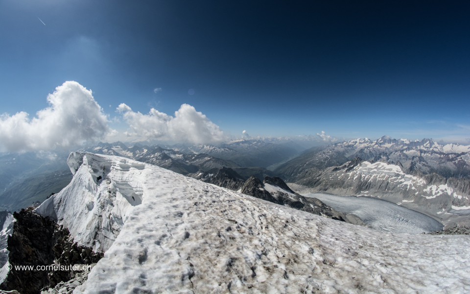 Galenstock mit seiner berühmten Wächten, Aussicht Richtung Walliser und Berneralpen.