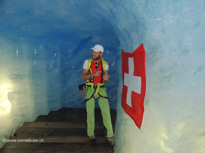 Kurz die Eisgrotte beim Rhonegletscher besucht. (Bild von Gery, www.alpineg.ch)