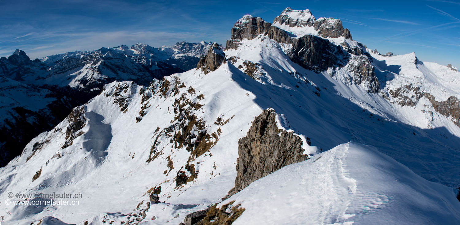 Beim Balmer Grätli Pt.2309, 3 Windgällen auf einem Bild: Gross Windgällen 3187m, Läged Windgällen 2573m, Schächentaler Windgällen 2764m (13.Dezember 2015 / 10:45 Uhr)