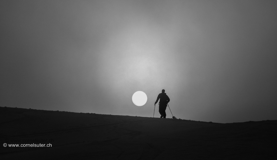Ein anderer Skitourengänger erreicht bereits die Sonne