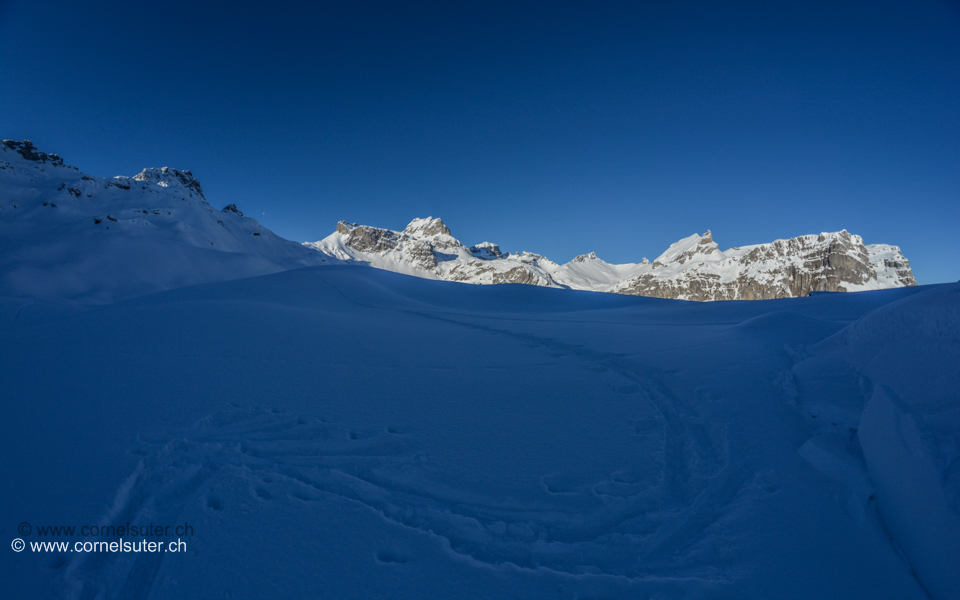 Beim Oberstafel 1747m, Sicht von Links das Rau Stöckli 2290m bis nach Rechts zum Sangigrat.
