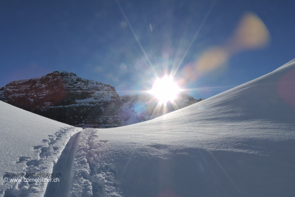 In der Mulde Südlich des Chli Glatten erreichen wir die Sonne.