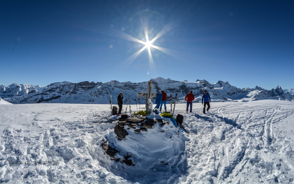 Top Panorama auf dem Glatten, von Links der Hausstock 3158m bis nach rechts zur Gross Windgällen 3187m.