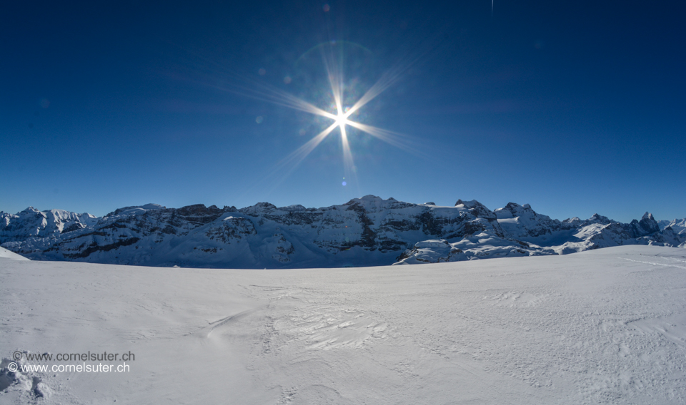 Top Panorama auf dem Glatten, von Link der Hausstock 3158m bis nach rechts zur Gross Windgällen 3187m.