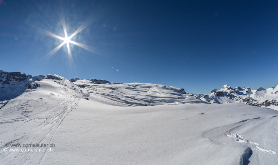 Bereits hinunter gefahren zum Firner Loch 2248m, Sicht zurück zum Glatten 2505m.
