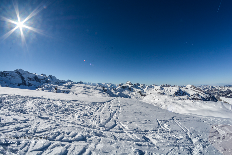 Aussicht Links der Clariden 3267m bis zum rechten Bildrand der Heuberig.