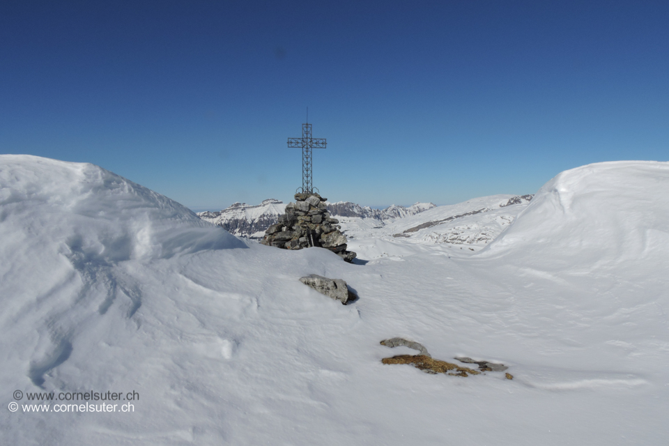 Gipfelkreuz auf dem Märä Pt.2304m.