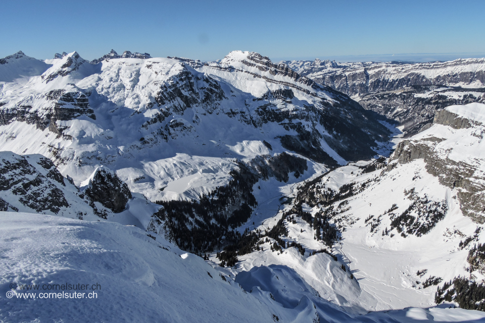 Fantastischer Tiefblick 1164m hinunter zum Sahli.