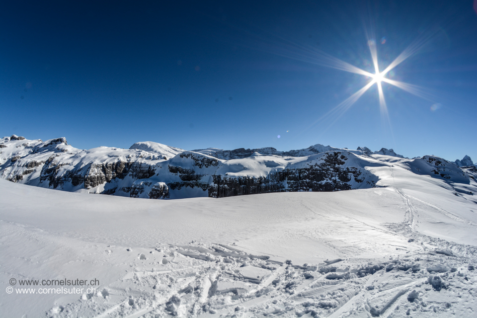 Die markante weisse Kuppe ist der Läckistock 2486m.