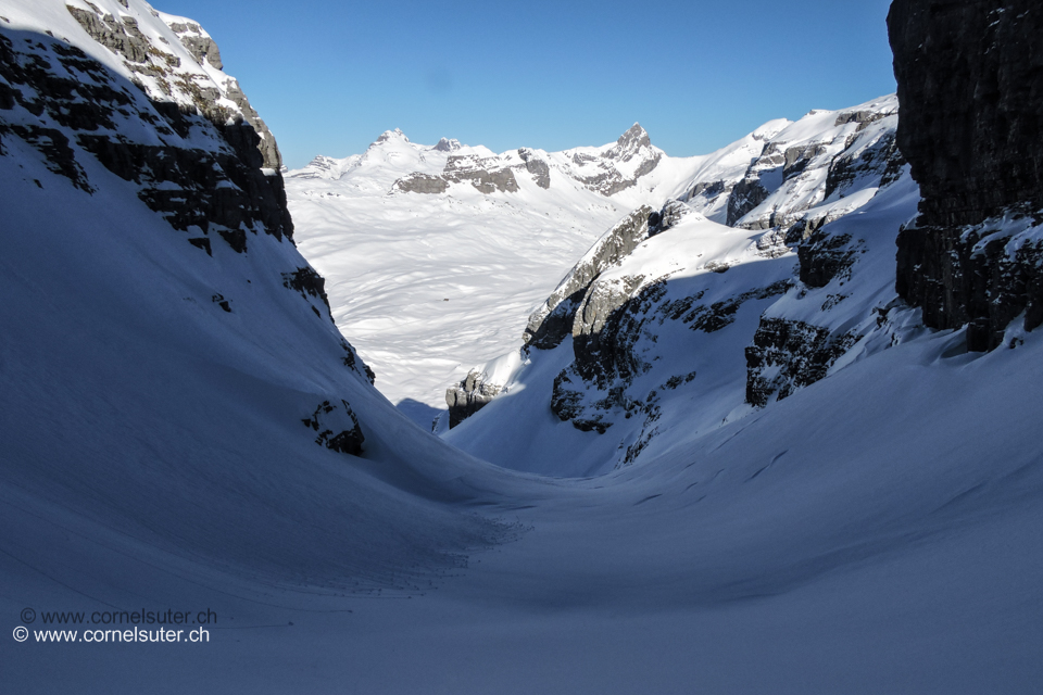 Abfahrt Inner Brüelchällä noch keine Spuren. Rechts hinten der Höch Turm 2666m.