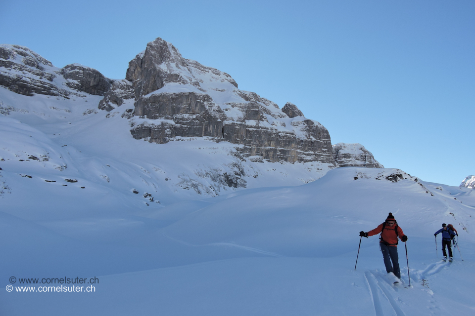 Mit schieben geht es weiter zum Geländerücken Südlich von Mütschen und im Richtigen Couloir hinunter nach Mütschen.