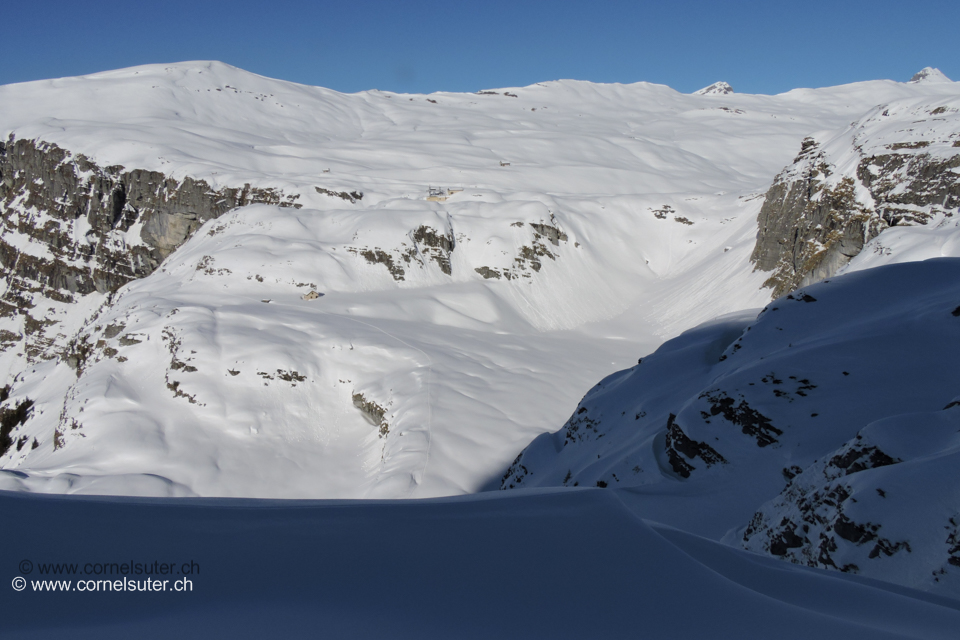 Mütschen, weiter oben die Bergstation von der Glattalpbahn und noch weiter oben die SAC Glattalphütte 1892m.